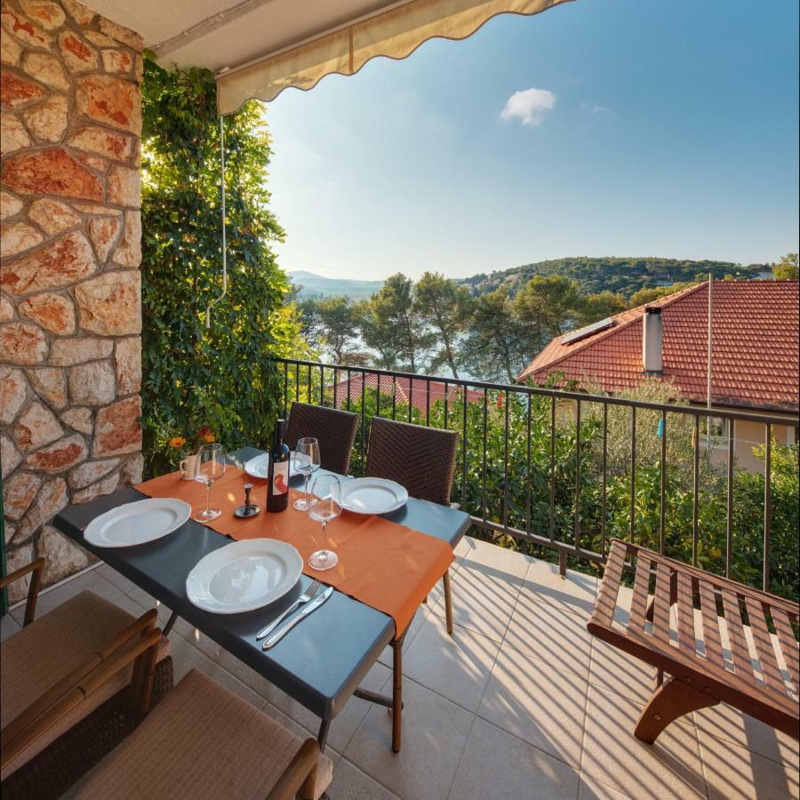 Figa Apartman Benko Milatic Jelsa  Buitenkant foto